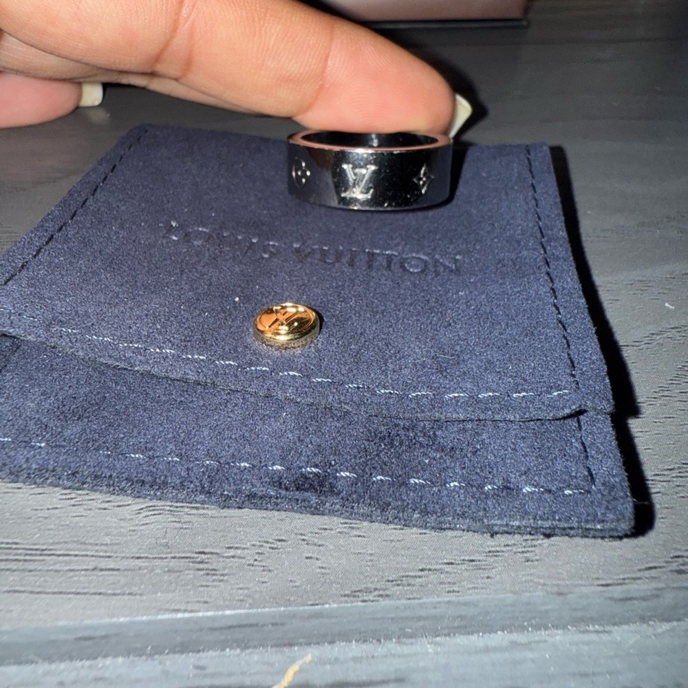 Louis Vuitton ring size medium